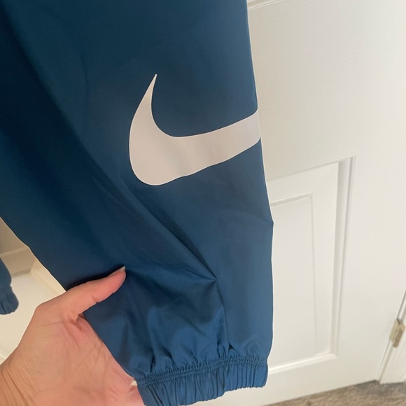 Nike teal nylon joggers with belt small - Picture 5 of 8